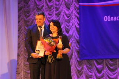 Николай Любимов вручил журавля «Учителю года»